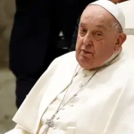 Papa Francisco passou dia sem novas crises respiratórias, diz Vaticano