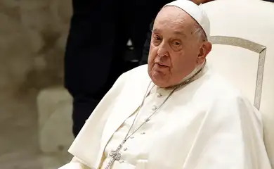 Papa Francisco passou dia sem novas crises respiratórias, diz Vaticano