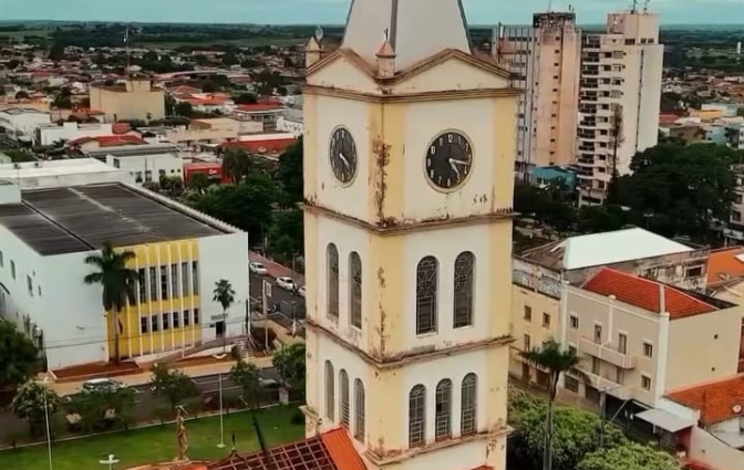 Em Andradina Matriz de São Sebastião segue com a reforma do telhado da Igreja para a correção de vazamentos e troca do forro