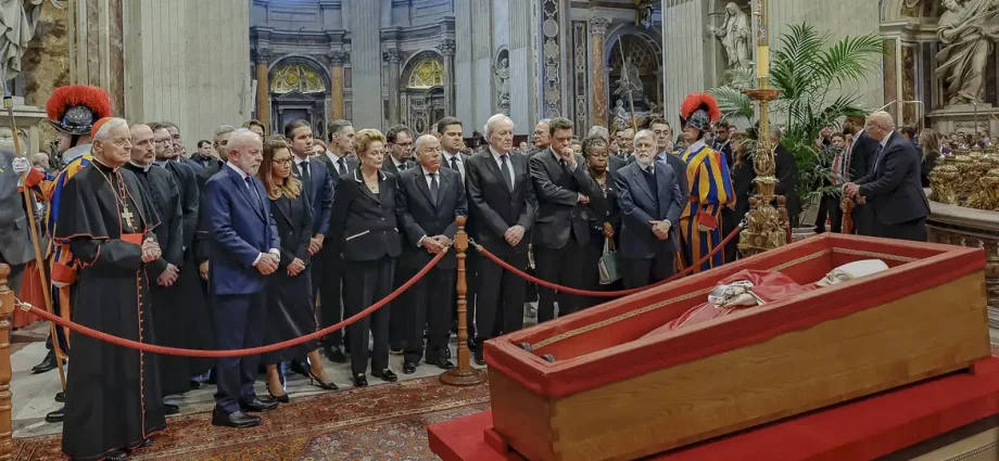 Lula presta homenagem ao papa Francisco em velório no Vaticano
