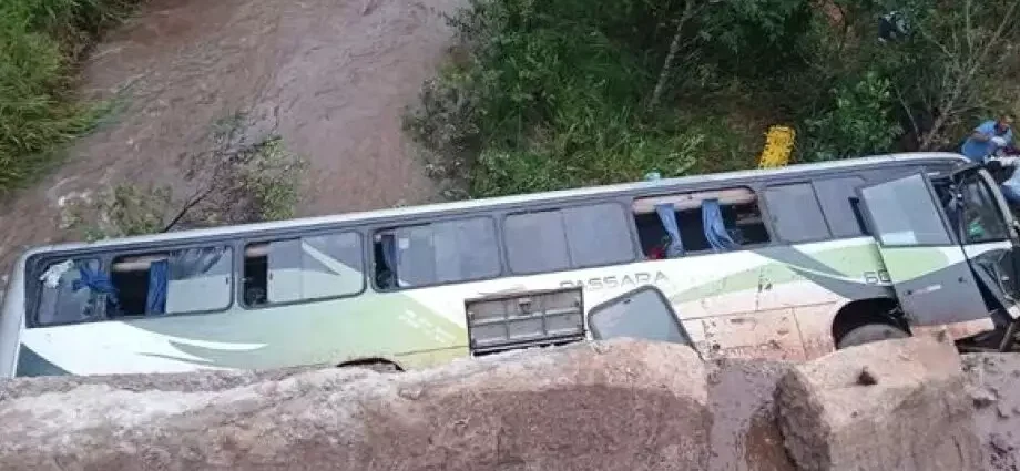 ESTADO: Ônibus com trabalhadores cai de ponte e deixa ao menos 40 feridos