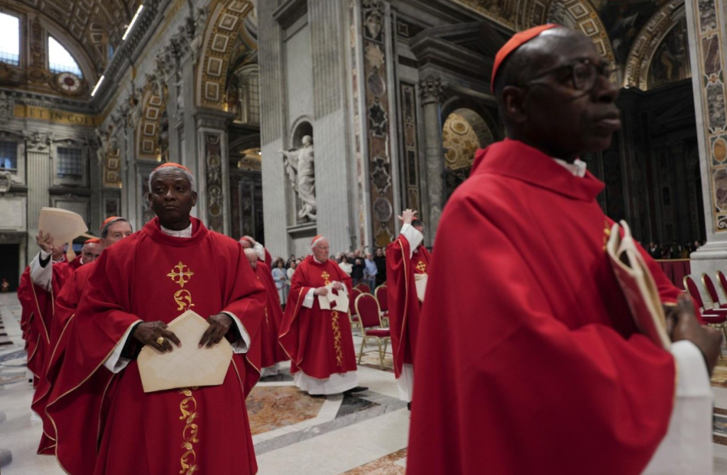Acompanhe as Missas Novendiais 2025 em homenagem ao Papa Francisco, com transmissões ao vivo e comentários em português.