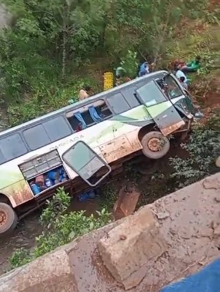 Ônibus de trabalhadores despenca de ponte na MS-436 entre Camapuã e Figueirão