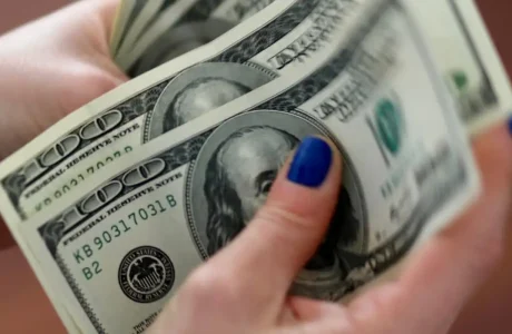 Dólar cai para R$ 5,60, e bolsa fecha em máxima histórica