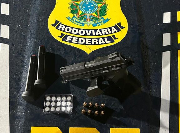 PRF apreende arma de fogo e anfetaminas durante fiscalização em Seabra (BA)