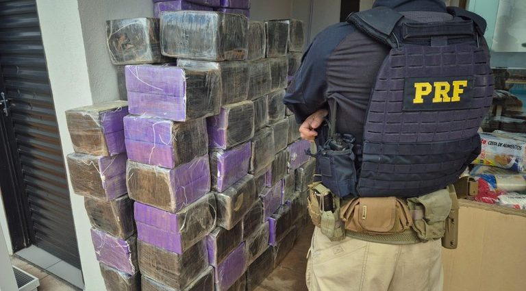 PRF apreende mais de 1,5 tonelada de drogas e mais de 500 mil maços de cigarros no Norte e Noroeste do Paraná