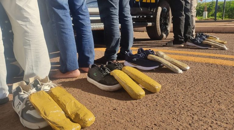 PRF apreende cocaína escondida em sapatos em Terenos (MS)