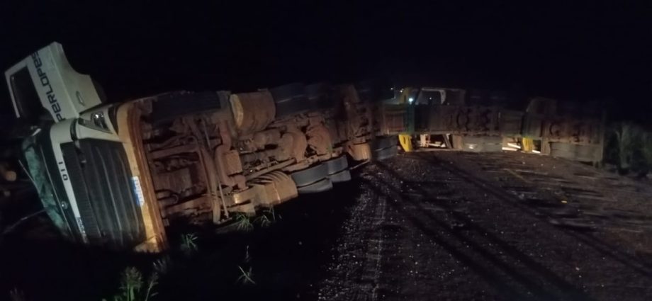 Carreta tritrem de eucalipto tombou chegando a Inocência e causou congestionado na rodovia