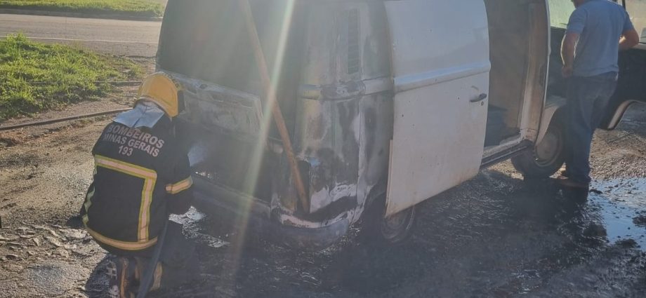 Kombi pega fogo após abastecimento na MG-431, Itaúna