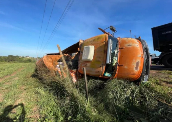 Fechado por carreta que tentava  ultrapassagem, caminhão tomba com casal de idosos  na BR-262, em Três Lagoas