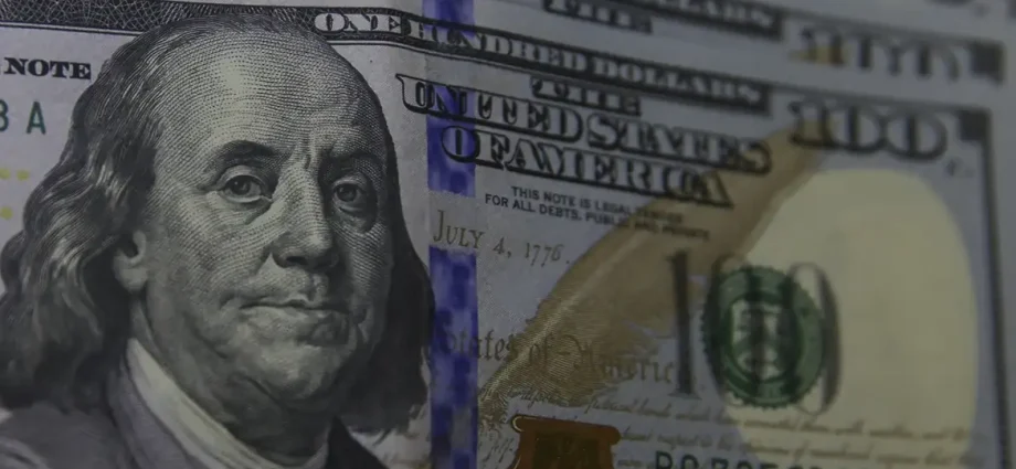 Dólar sobe para R$ 5,74 à espera de Copom