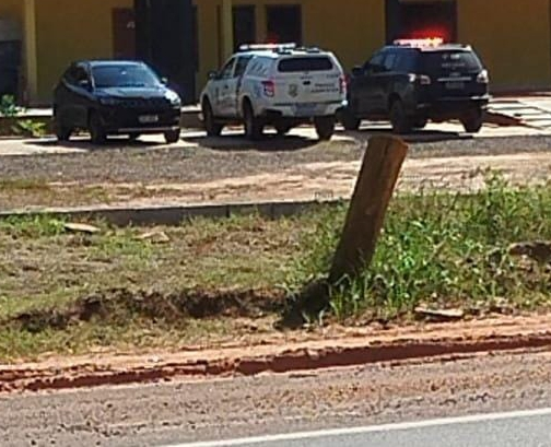 Homem é encontrado morto em hotel de Água Clara nesta segunda-feira (5). Polícia investiga possível morte por causas naturais. Saiba mais.