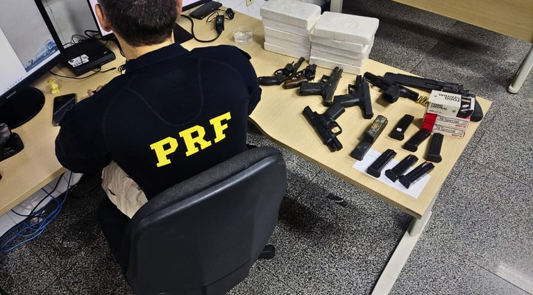 PRF apreende 10 kg de cocaína e farto armamento em Malhada dos Bois