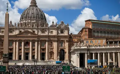 Vaticano registra fumaça branca; novo papa é eleito