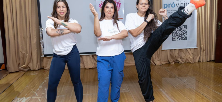 Mulheres aprendem técnicas de artes marciais para se defender de violência nas ruas e em casa