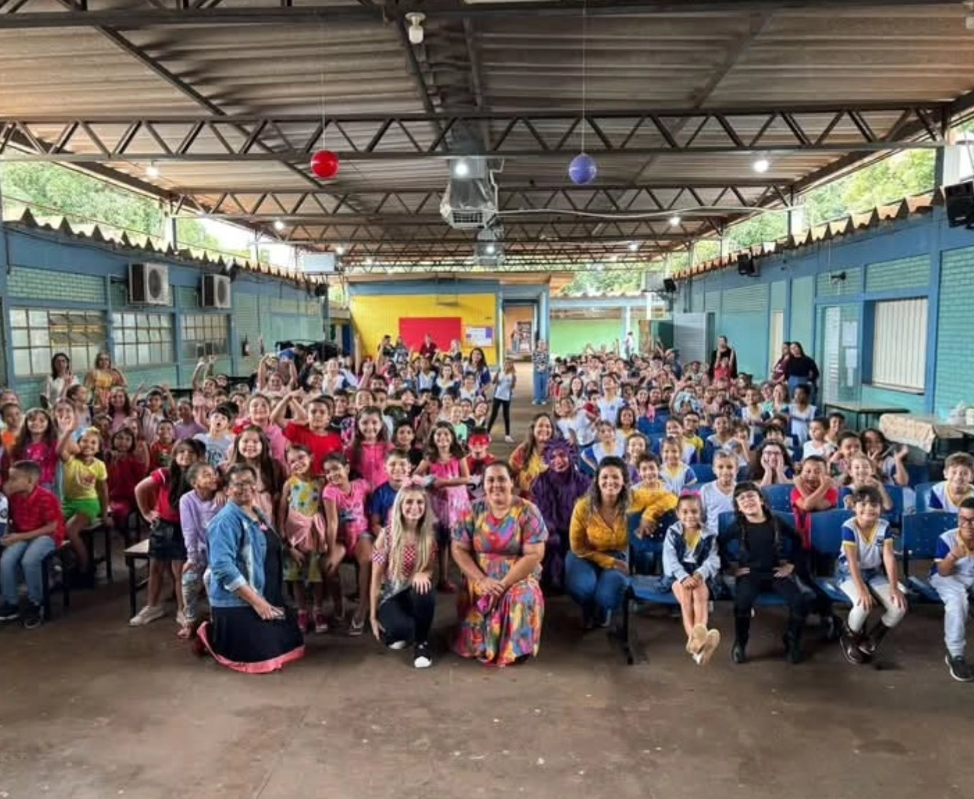 Campanha contra drogas em Castilho usa teatro para conscientizar crianças do ensino fundamental sobre os perigos das drogas e cigarro, com apoio das secretarias municipais.