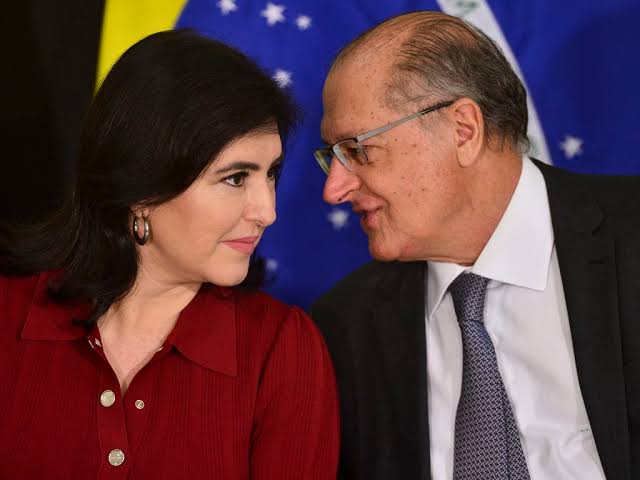 Avião com Skmone Tebet e Alckmin apresenta falha na Colômbia e FAB envia outra aeronave para resgatar comitiva